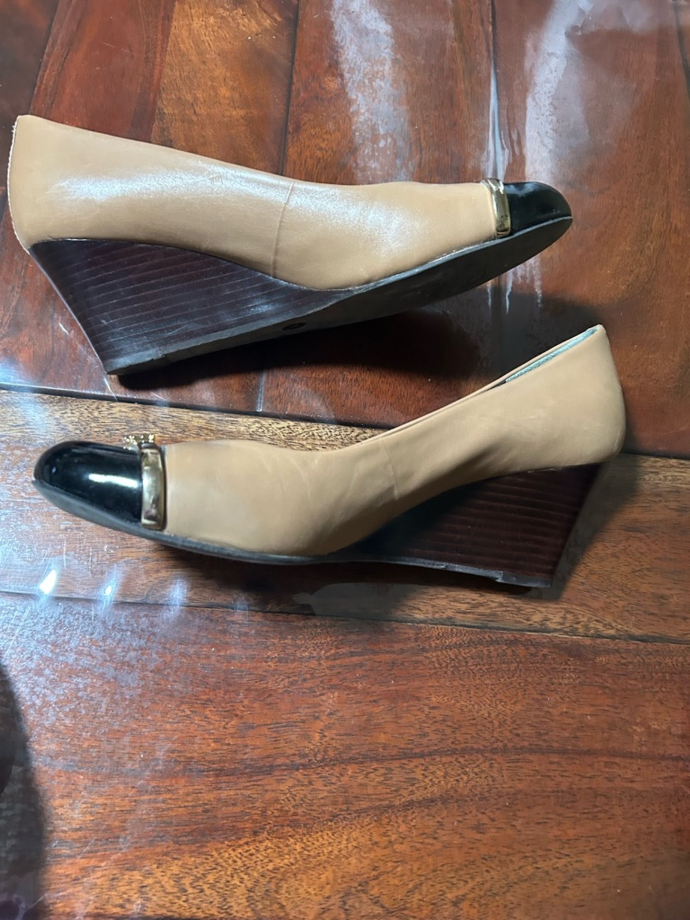 Tory Burch Two-Tone Cap Toe Pumps in Camel and Black with Gold Trim - Picture 3 of 5